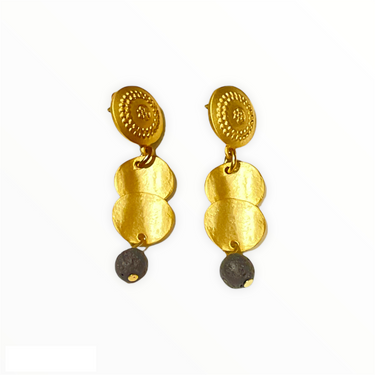 Espectaculares pendientes con círculos solapados de Zamak con baño de oro mate, con un detalle de lava natural. Estos pendientes son perfectos para combinar con tu look favorito.